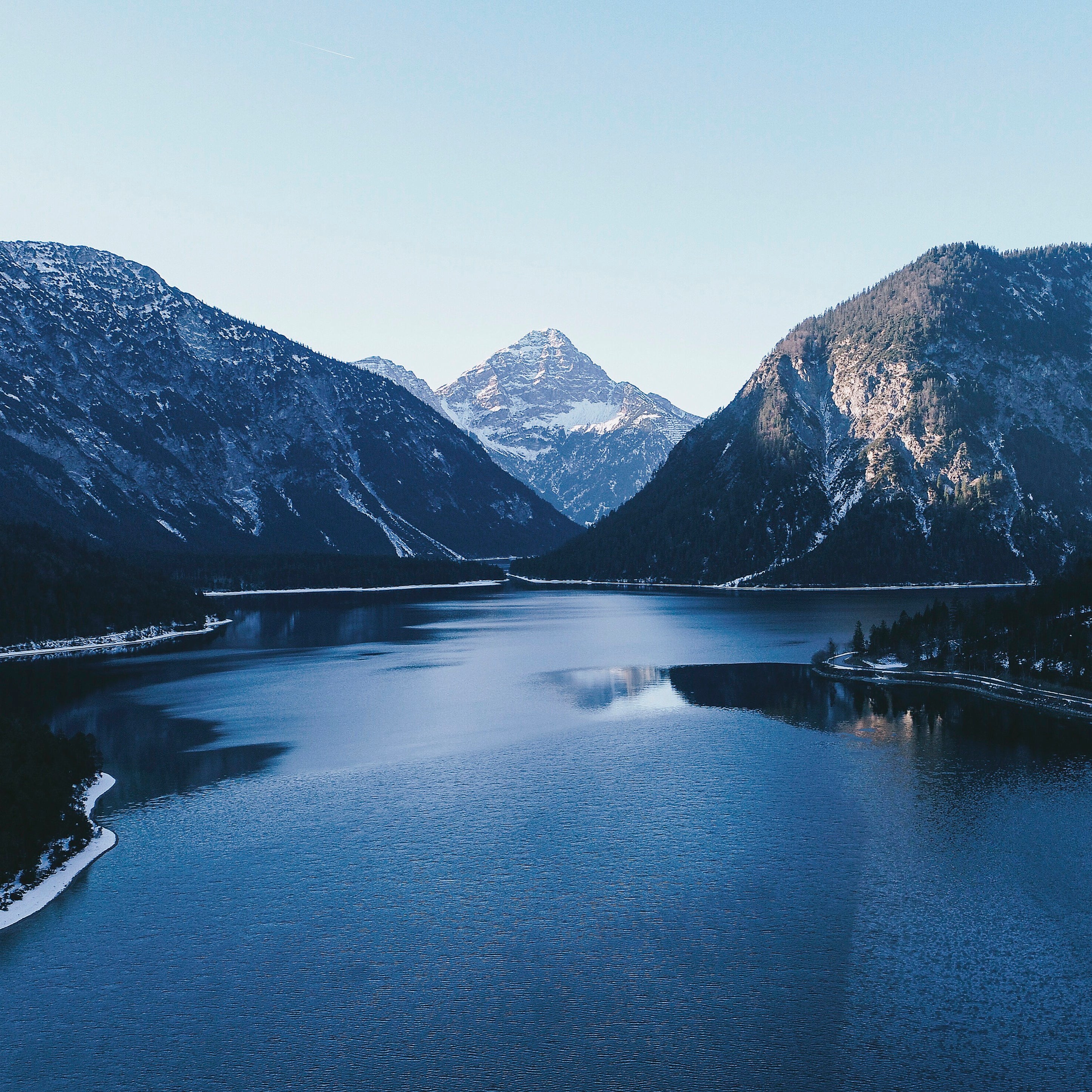 Stillness between peaks