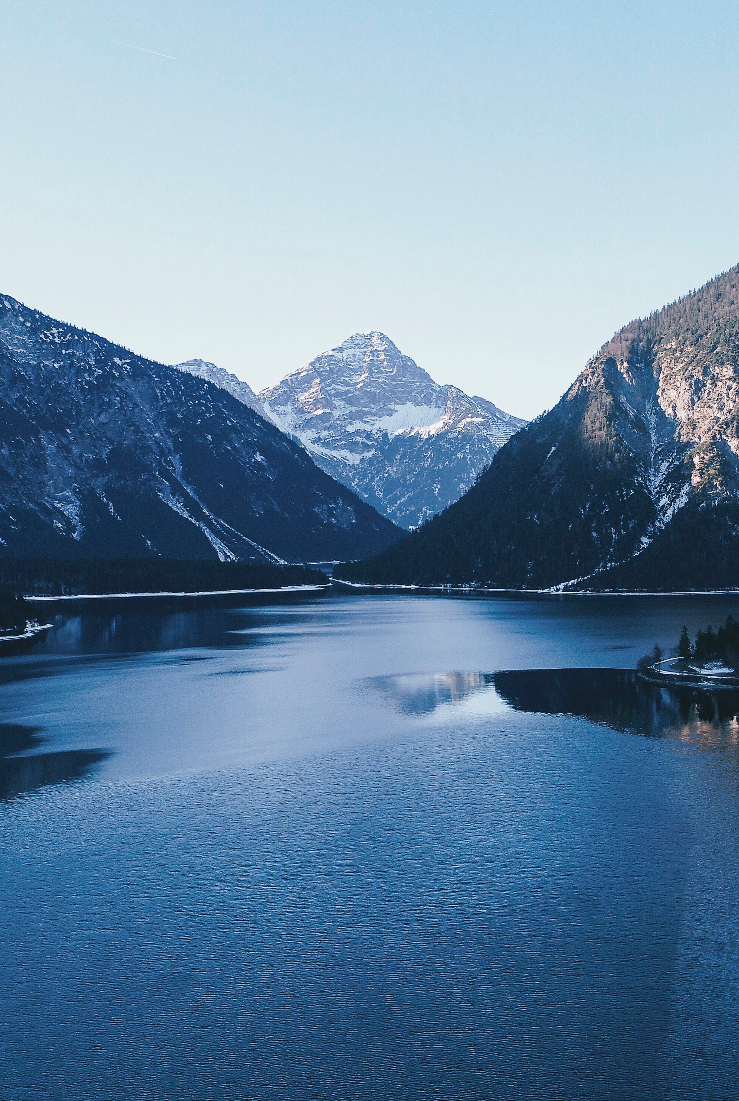 Stillness between peaks