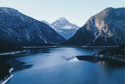 Stillness between peaks