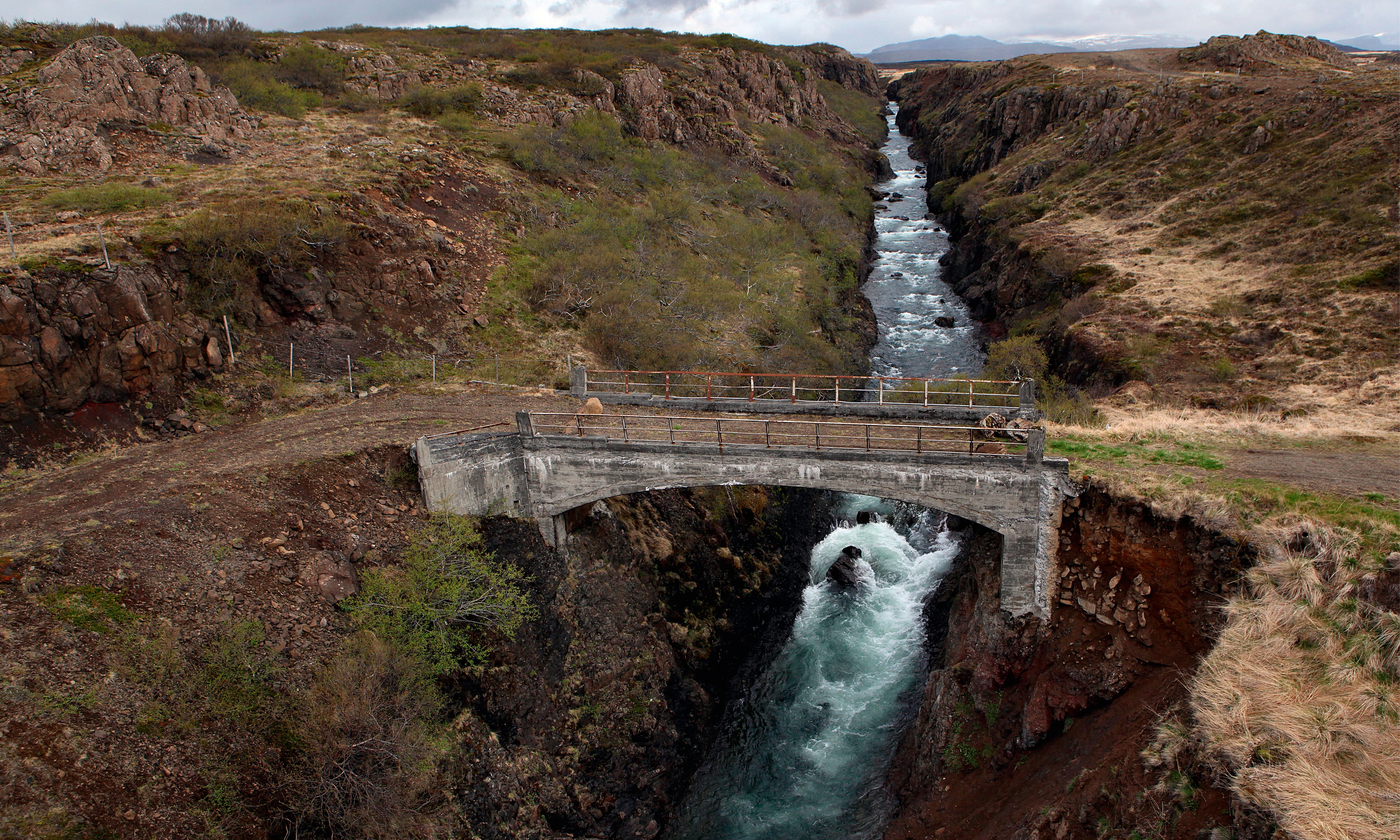 Acrossthegorge-150x100cm.jpg
