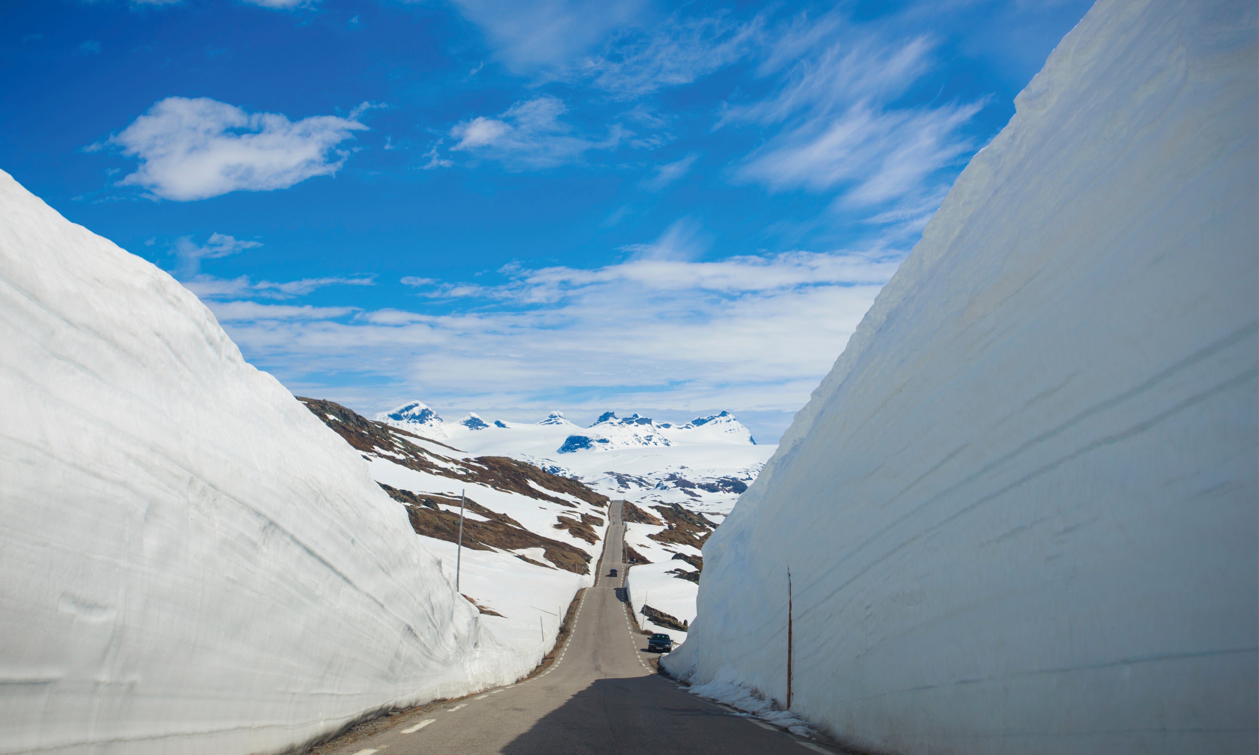 Betweenwhitegiants-150x100cm.jpg