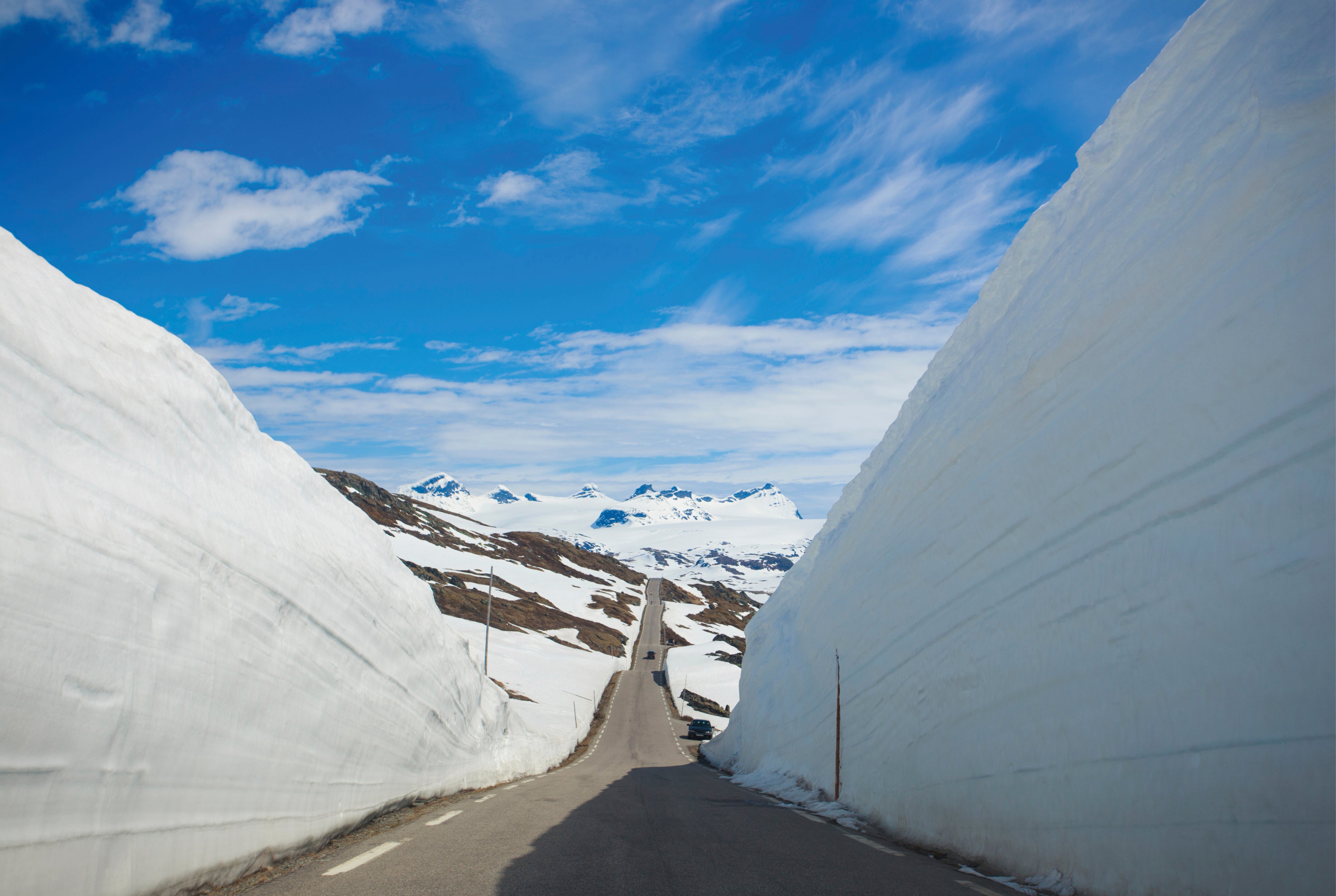Betweenwhitegiants-150x100cm.jpg