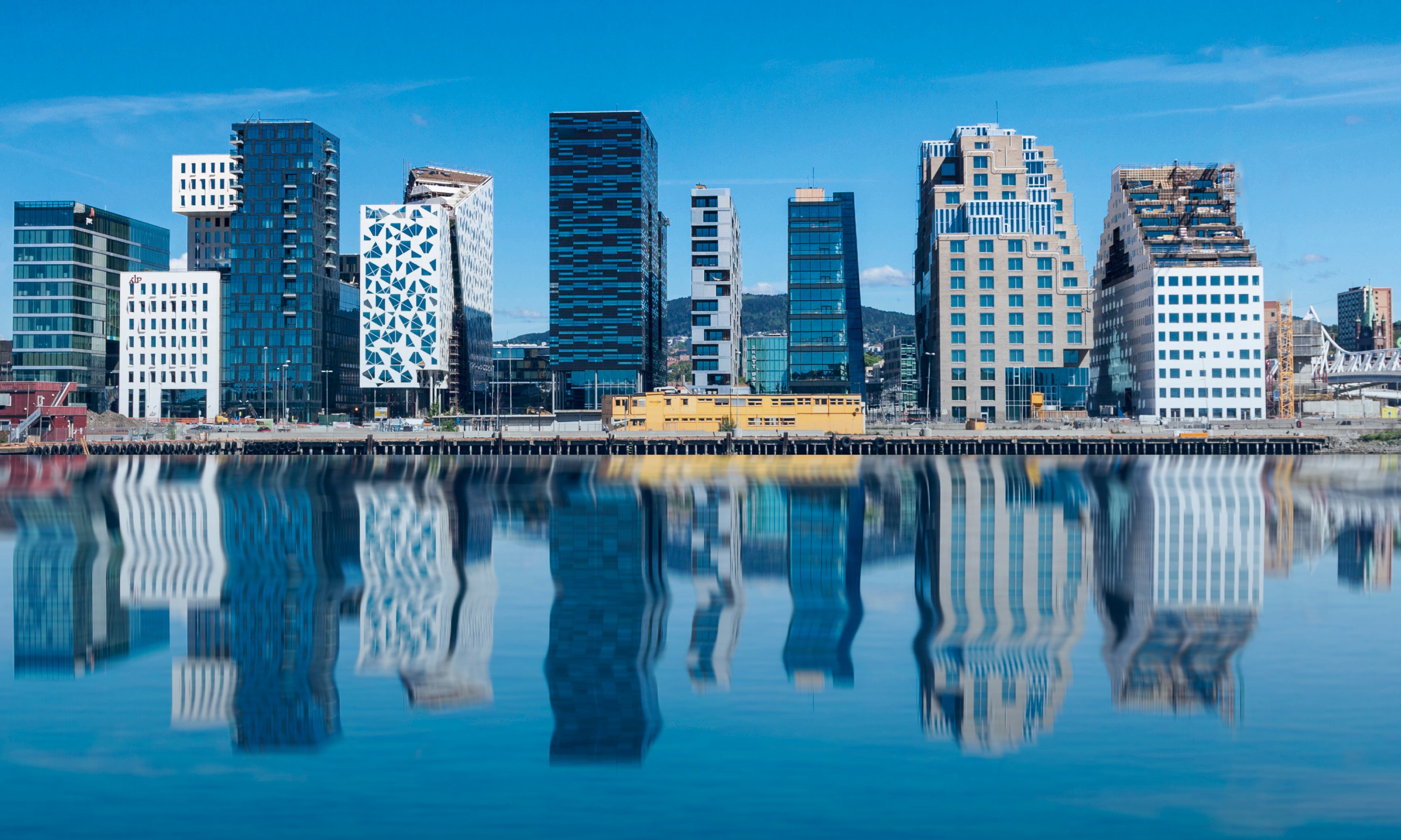 Blueskyline-120x80cm.jpg