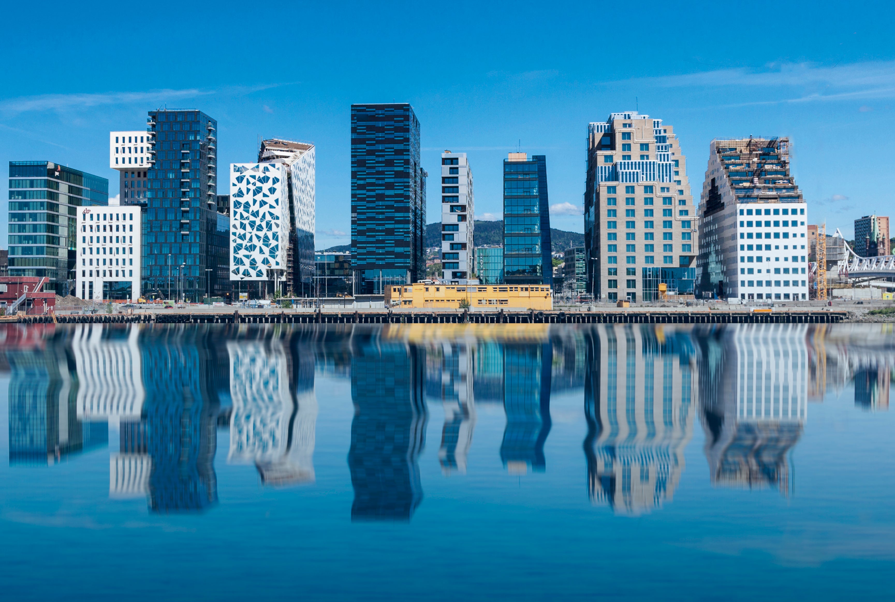 Blueskyline-120x80cm.jpg