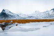 Fjell reflektert i is