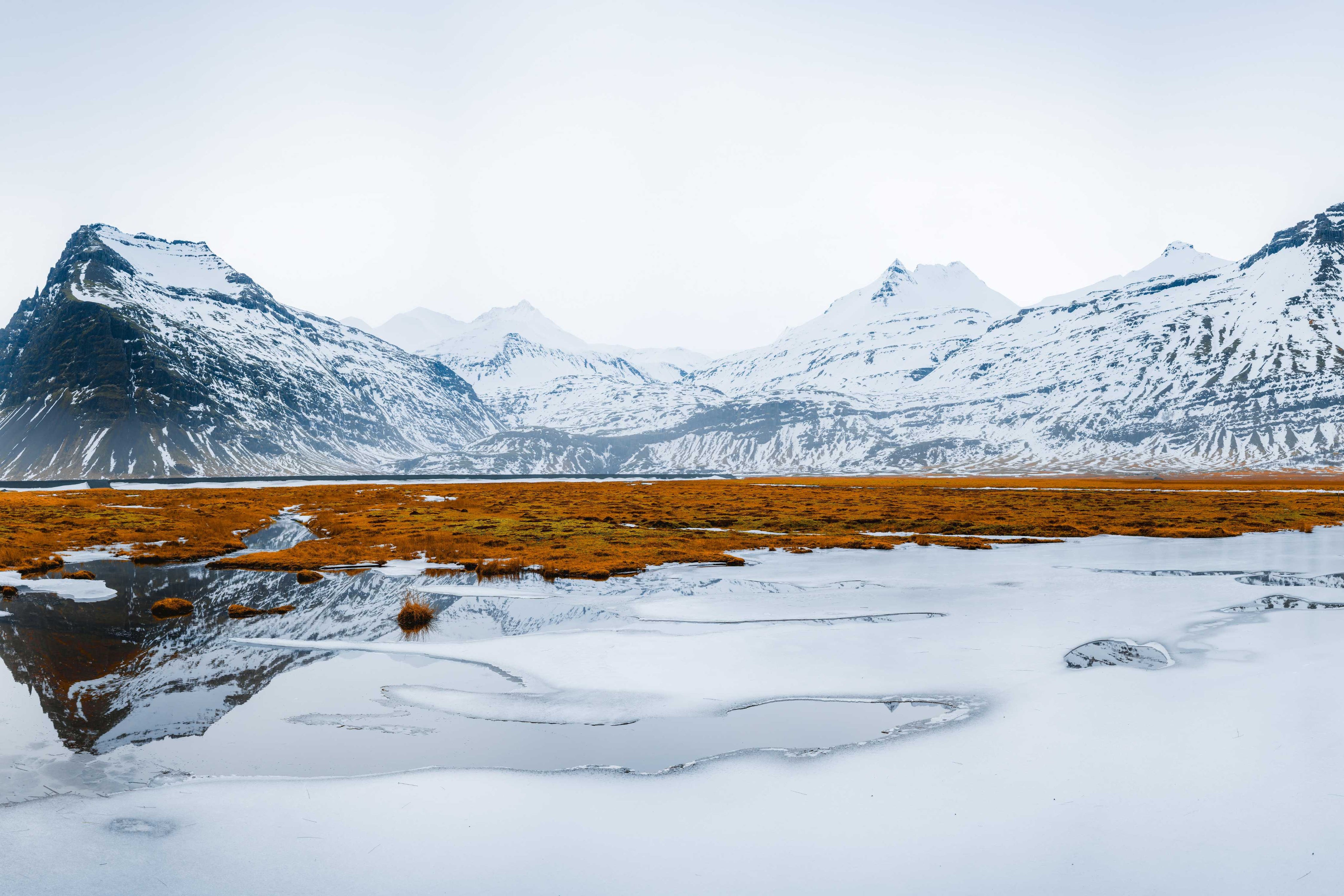 Fjell reflektert i is