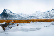 Fjell reflektert i is