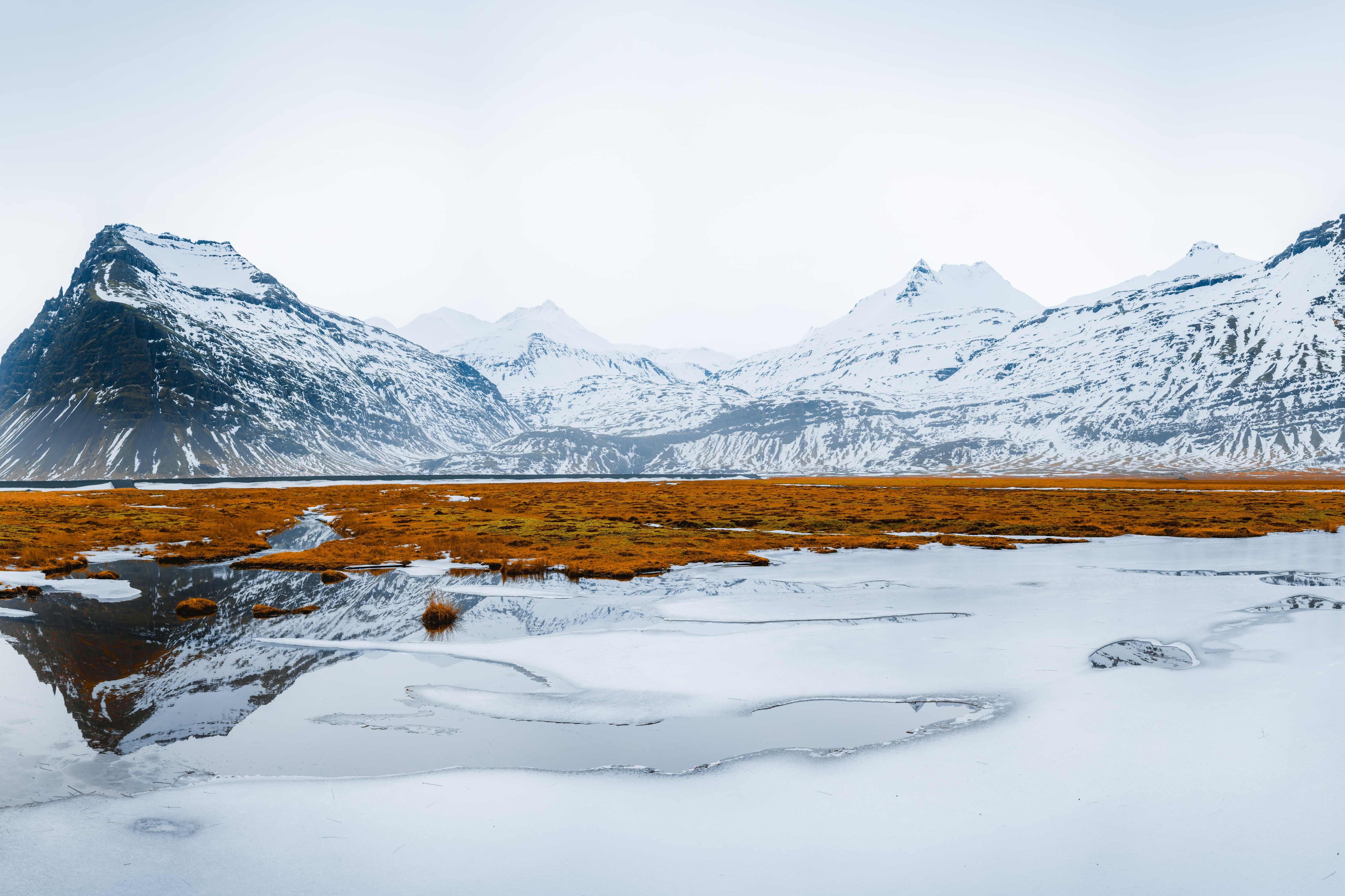 Fjell reflektert i is