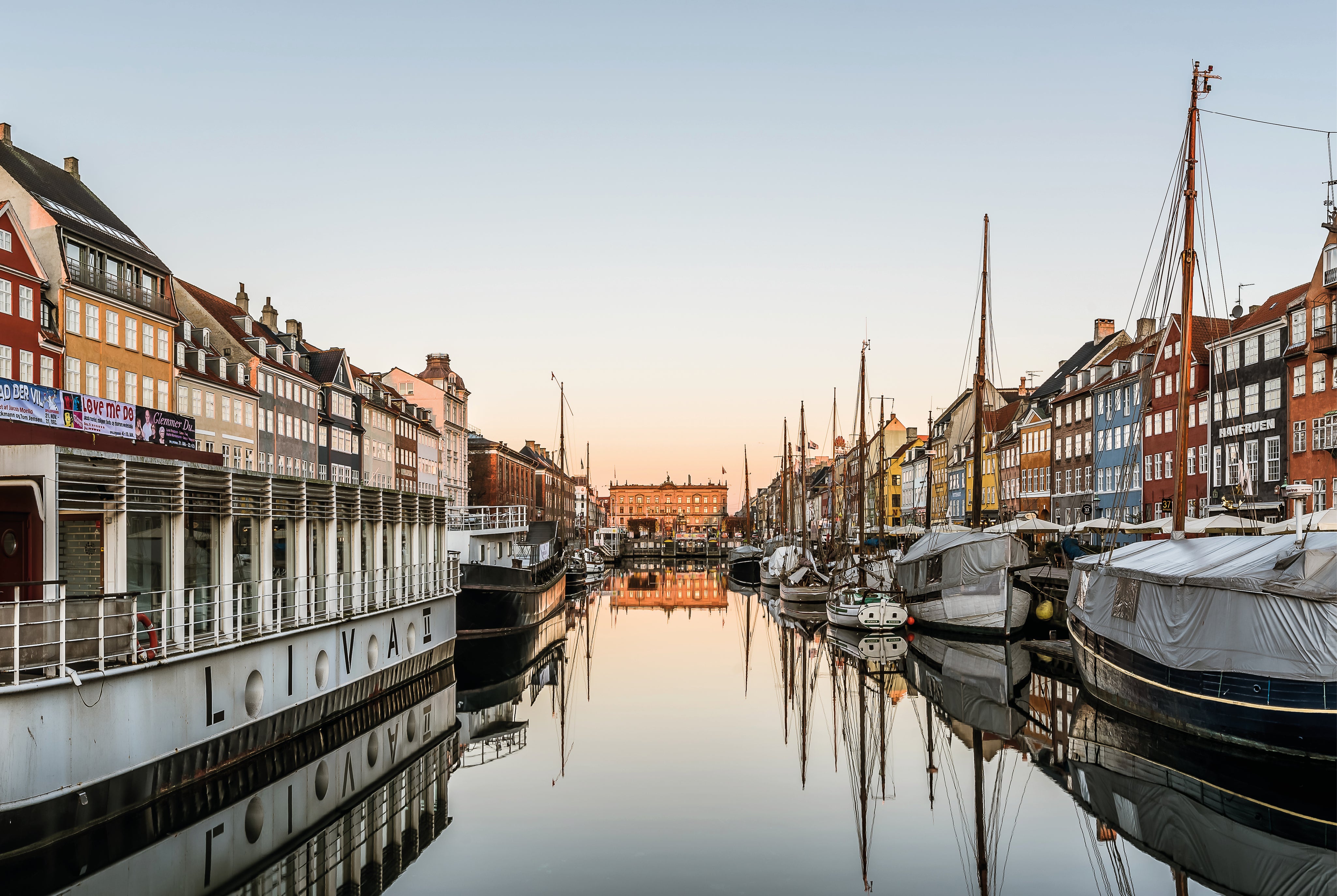 Nyhavn reflections