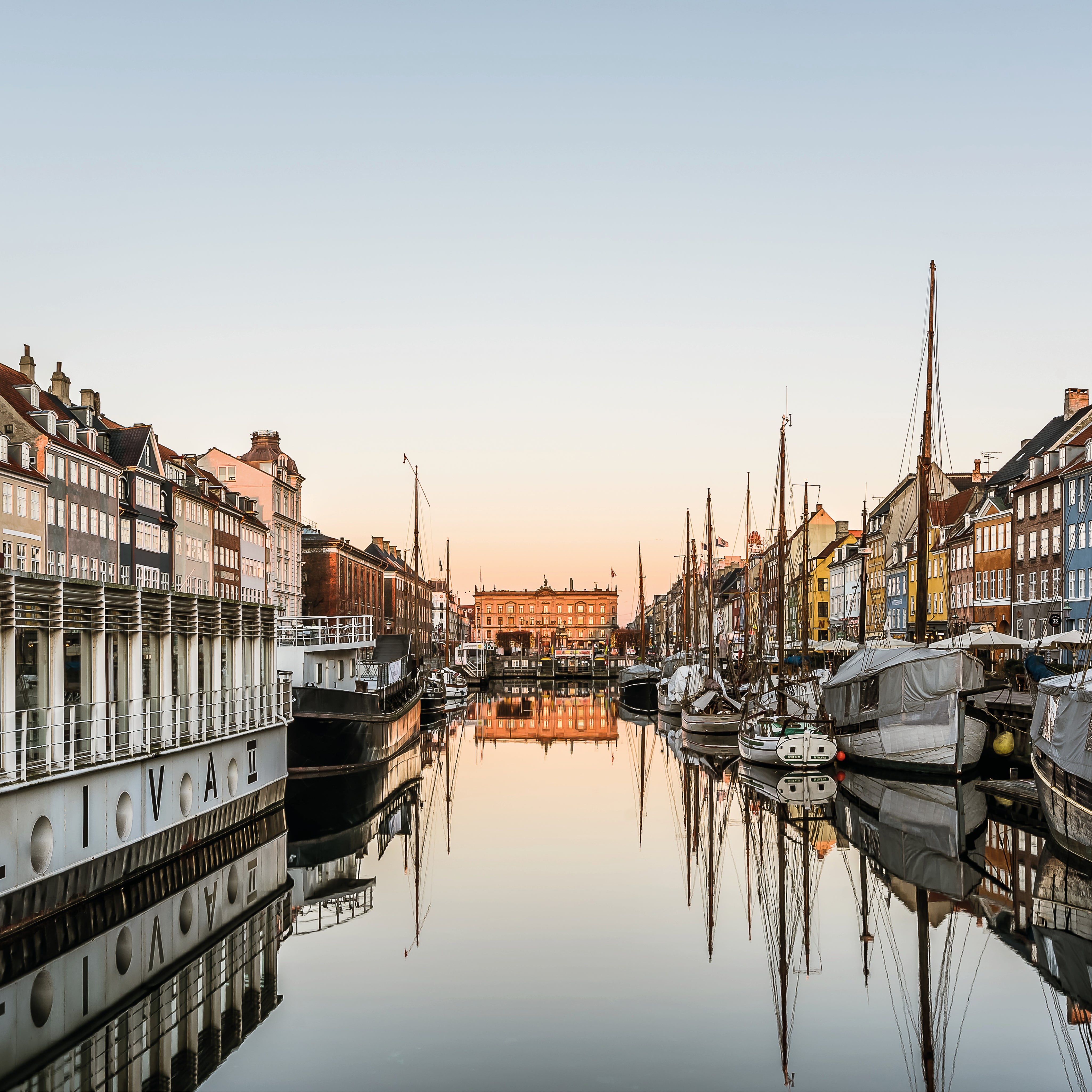Nyhavn reflections