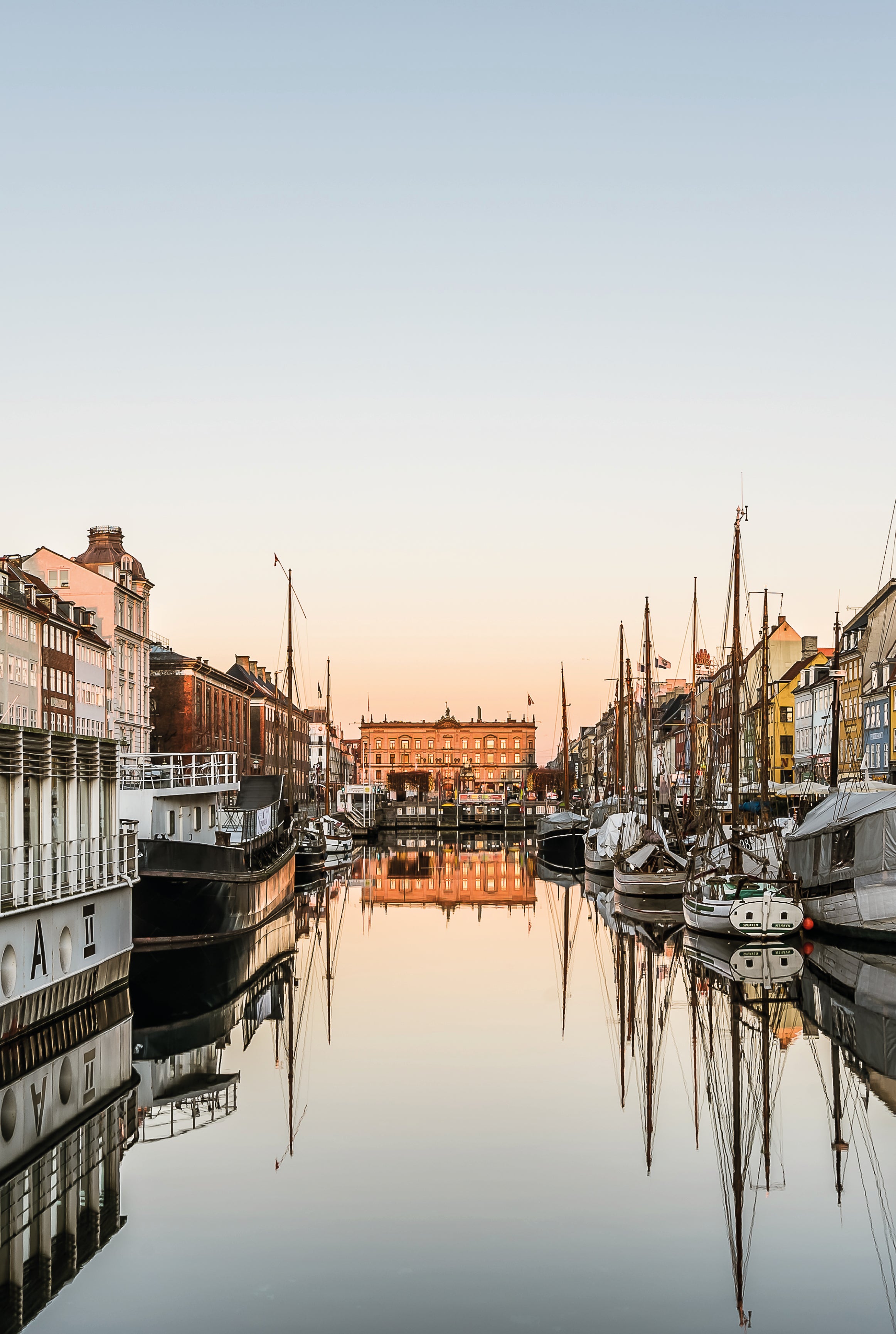 Nyhavn reflections