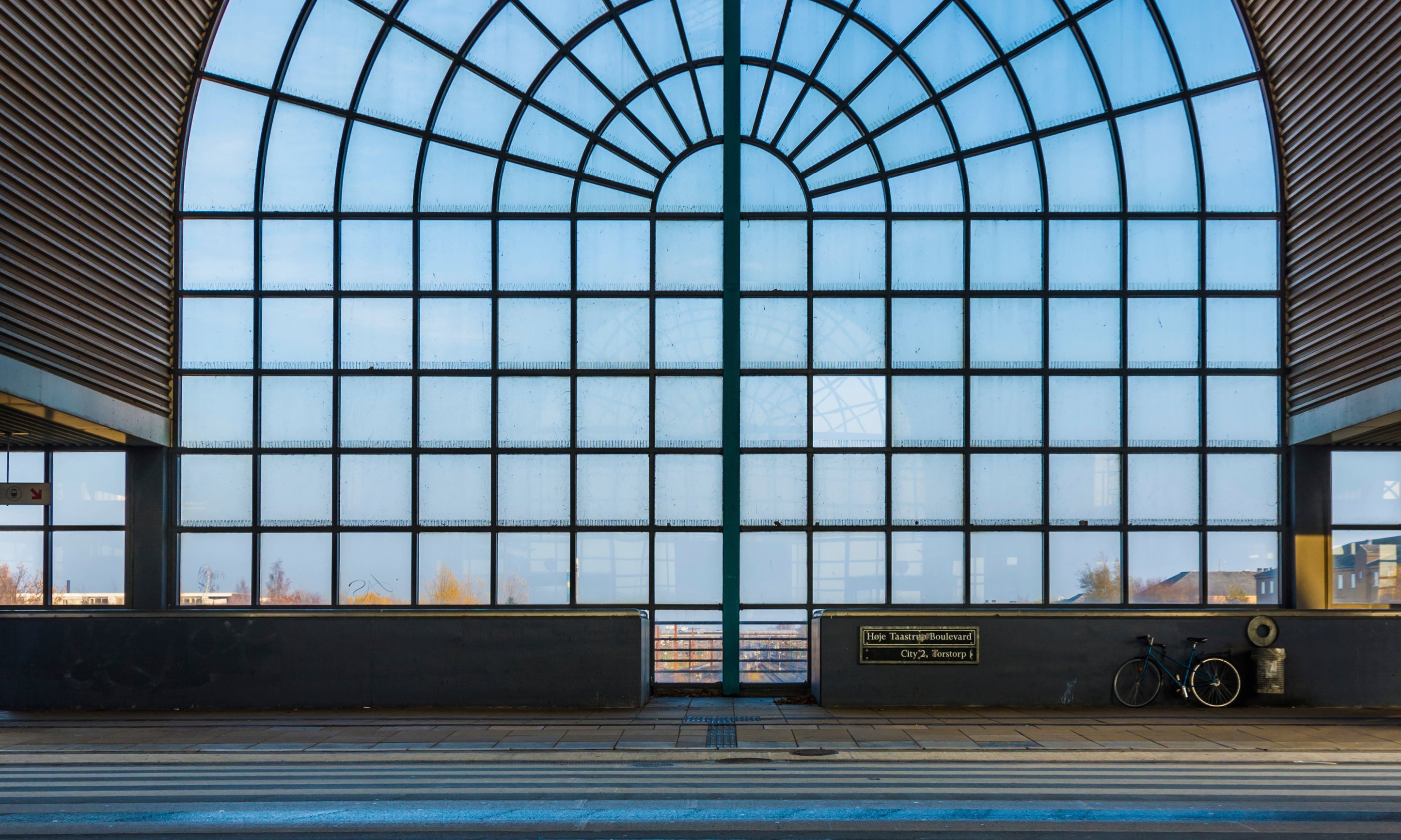 Silentsymmetry-100x150cm_48e95be0-6050-4f96-b131-acc48654ac29.jpg