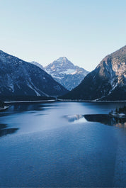 Stillness between peaks