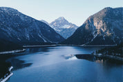 Stillness between peaks