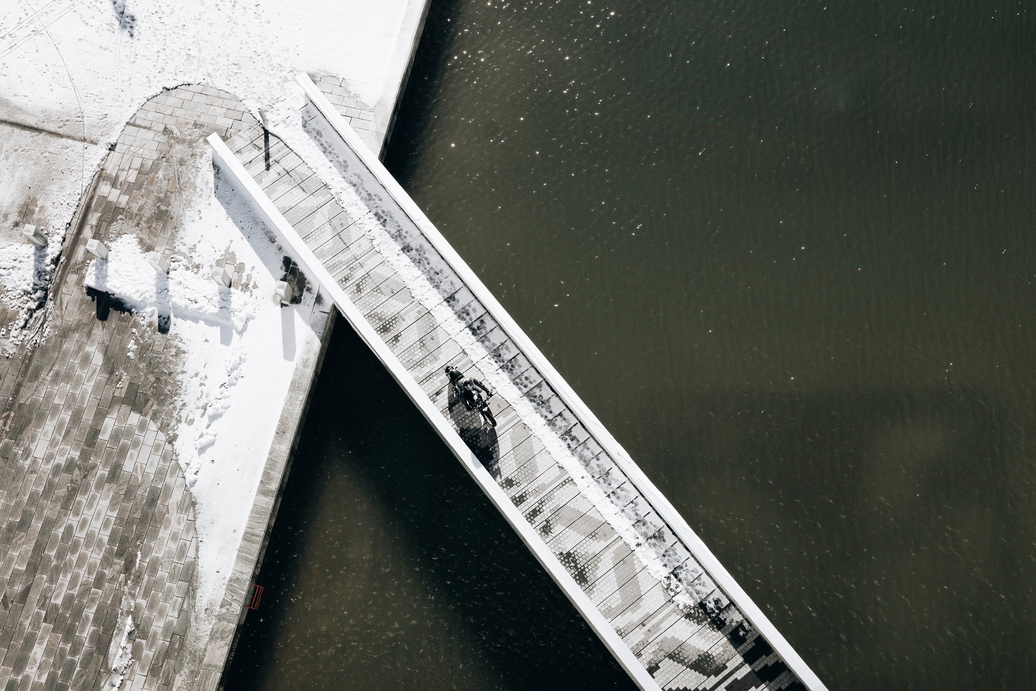 Traces in white geometry