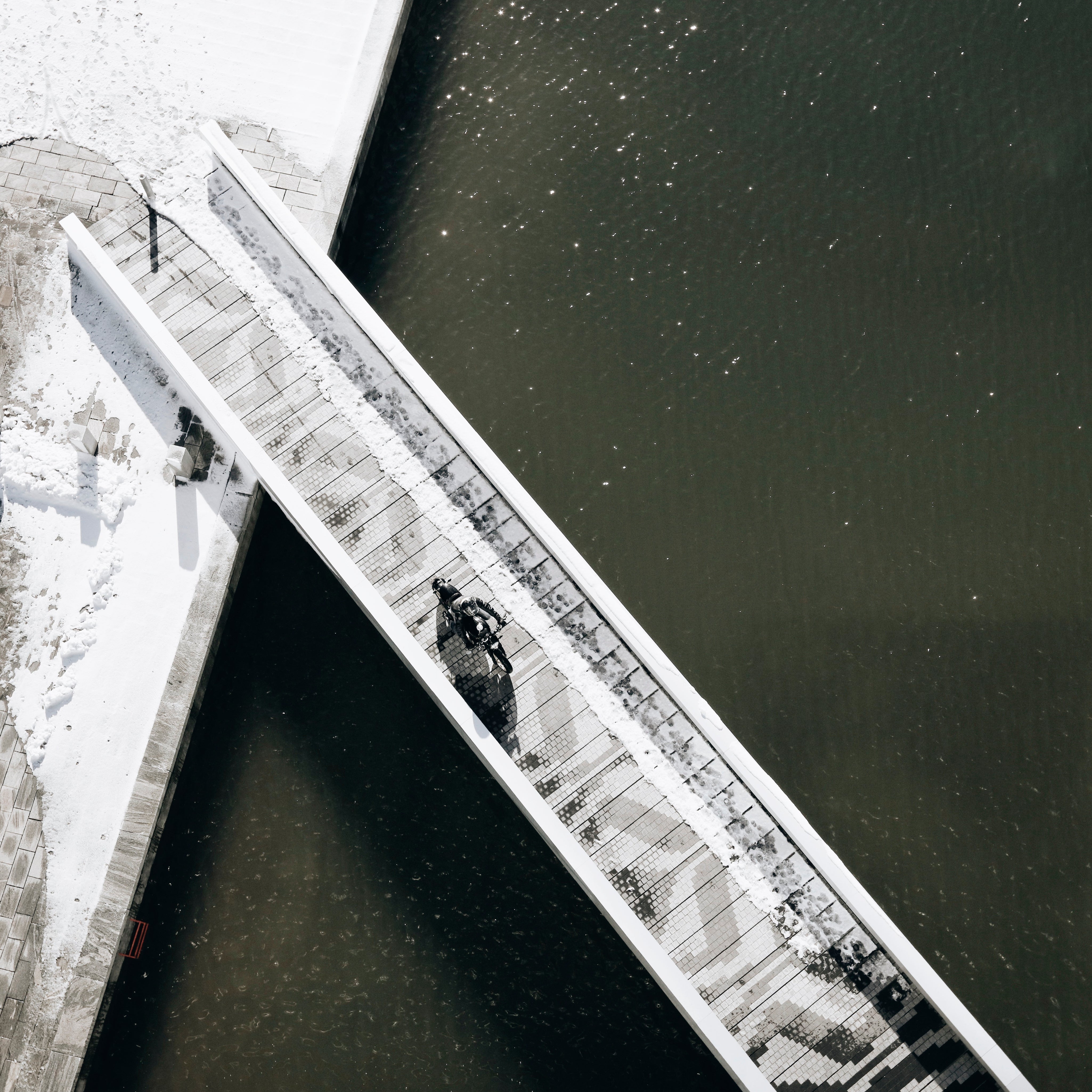 Traces in white geometry