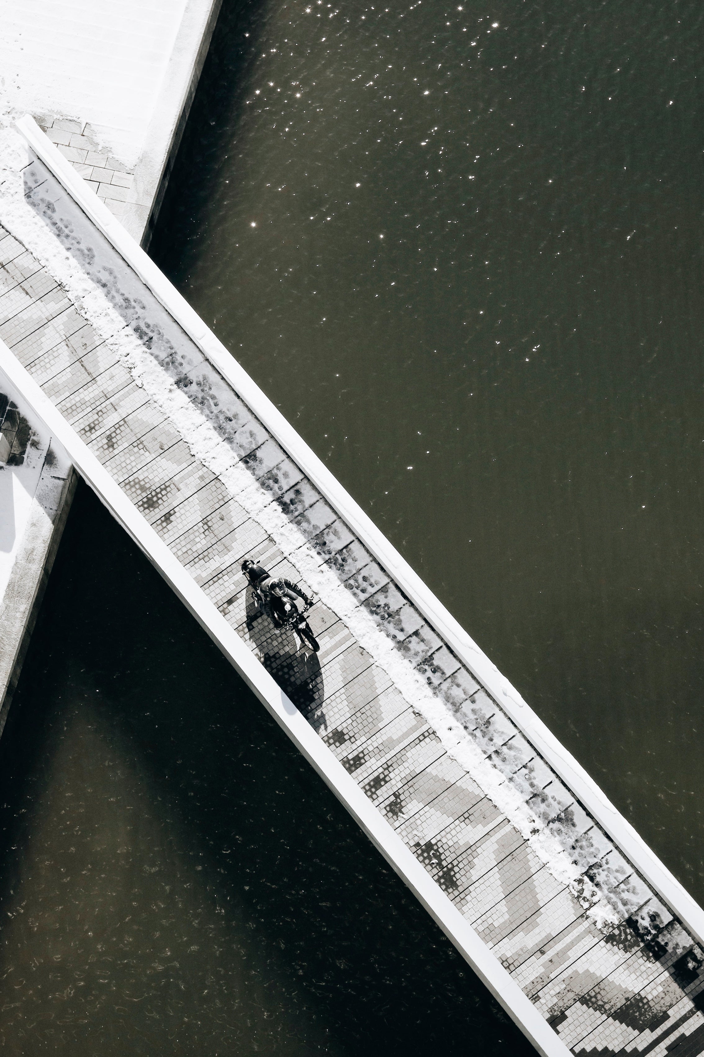 Traces in white geometry